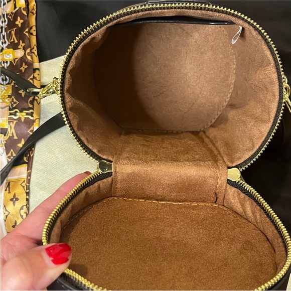 LV Cannes cylinder bag and adjustable strap included.5.9 x 6.7 x 5.9 in. (LxHxW) - Picture 9 of 11